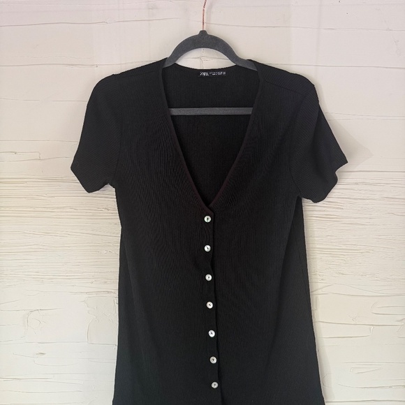 Zara | Size M | Black Ribbed V-Neck Button-Down Top - Picture 2 of 6
